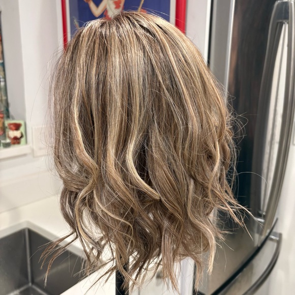 Raquel Welch Wavy Day Wig - Shaded Cappuccino - Picture 4 of 12